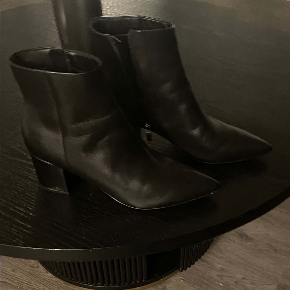 Elegant Black Ankle Boots March. Leather ankle boots. Only wore twice!!!